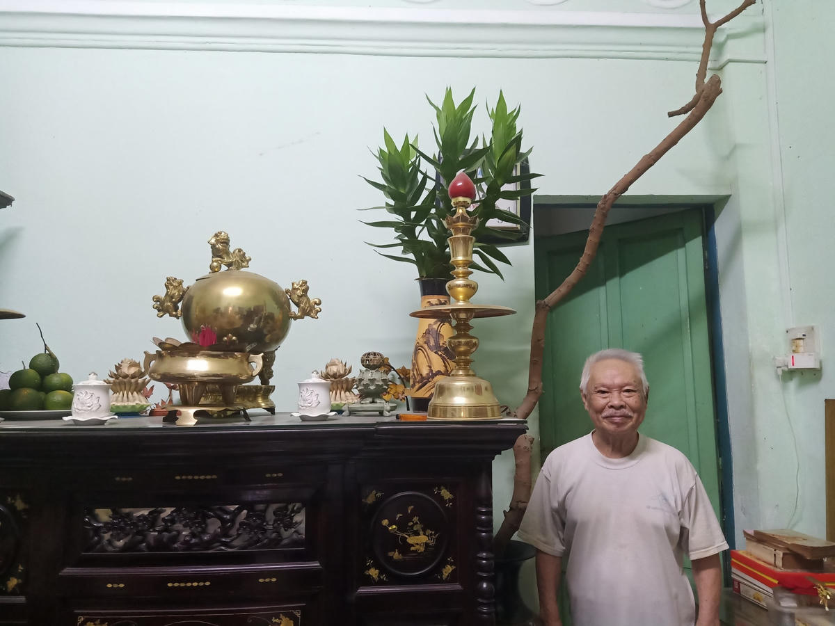 Cành mận trong nhà cũ của thi sĩ Quách Tấn với con trai ông là nhà nghiên cứu Quách Giao.