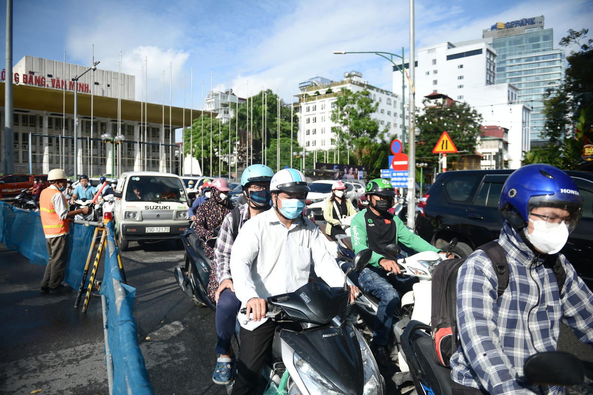 Giao thông tắc nghẽn tại điểm phân luồng  phục vụ thi công ga S12 Nhổn - Hà Nội