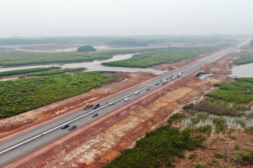 Cao tốc Vân Đồn - Móng Cái đoạn qua huyện Hải Hà. Ảnh: QMG