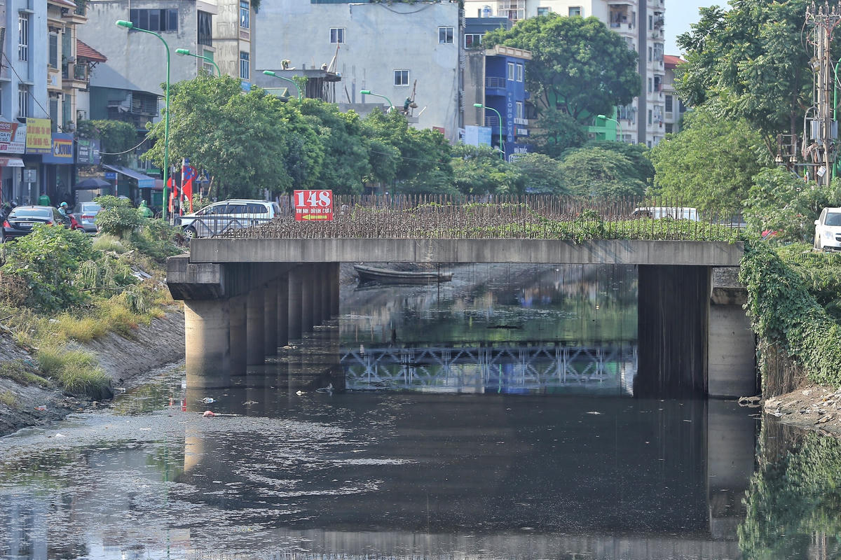 Hà Nội: Cầu Sông Lừ biến thành bãi sắt, hoang hóa vì chậm tiến độ