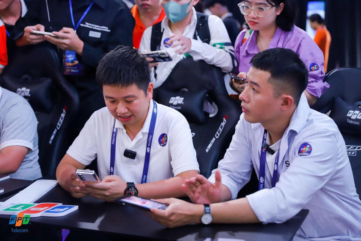 Hot tiktoker Hải Triều và HuyNL hào hứng trải nghiệm chơi game trên đường truyền Internet FPT.