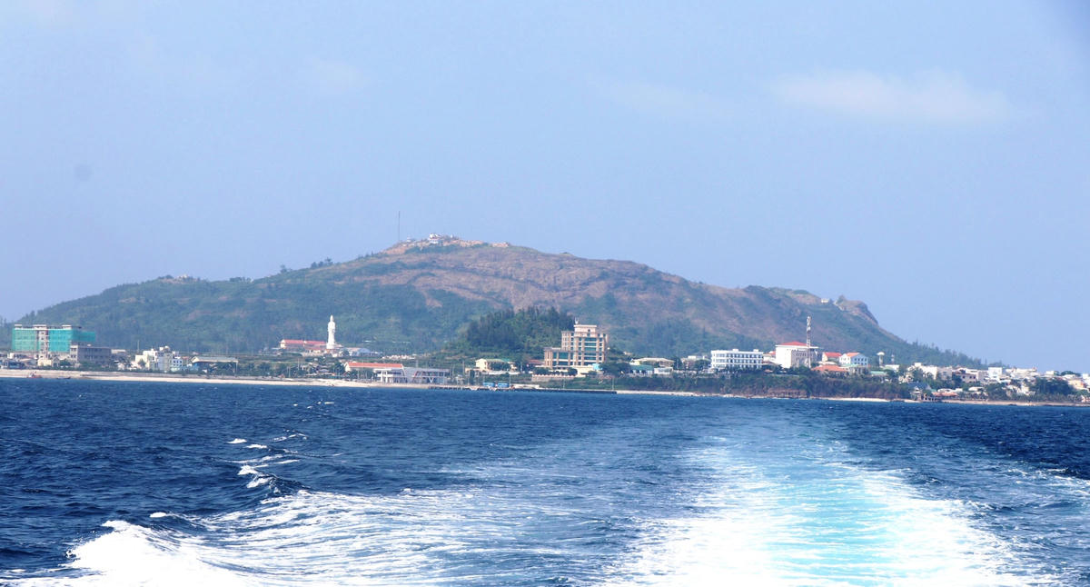 Đảo Lý Sơn nhìn từ xa.