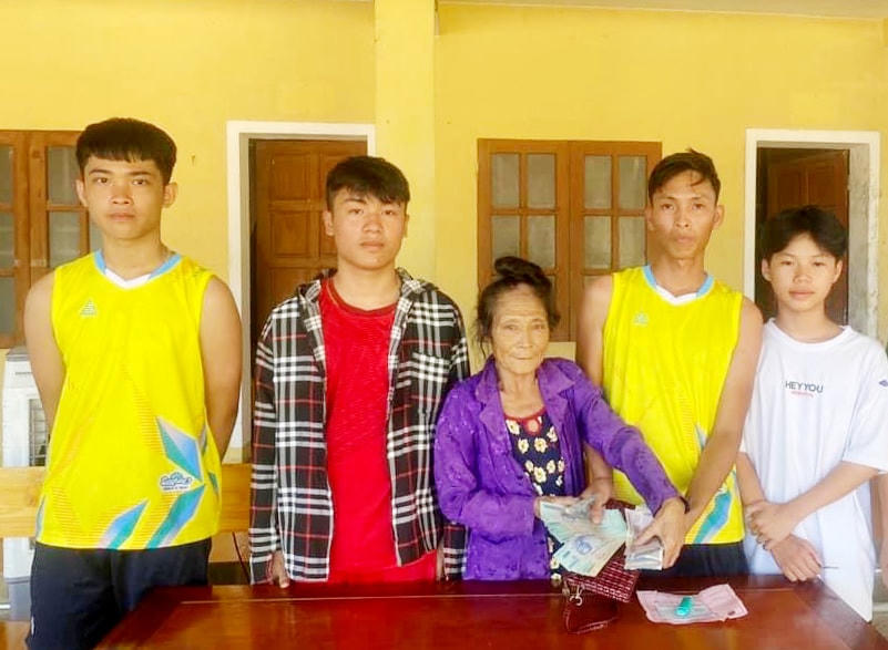 Nhóm nam sinh trao trả số tiền 20 triệu đồng cho bà Tô Thị Thống.