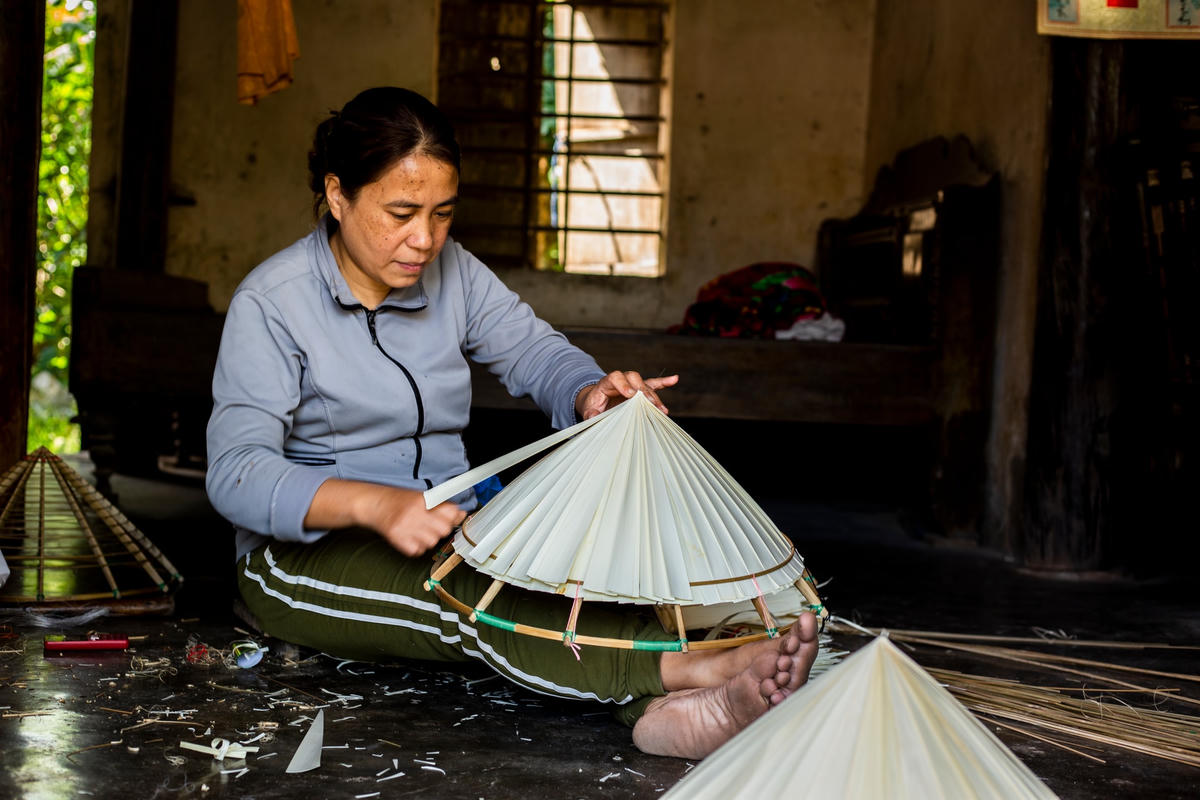 Công đoạn cuối cùng là nức vành và may móc quay nón. Người làm sẽ vót một đến hai cọng nan trúc có thân dẹp gọi là cây tiến, cặp vào vành nón số 16 để khi nức, vành nón được tròn và chắc chắn, nón sử dụng được lâu bền. Chỉ màu được buộc khéo léo vào hai bên vành nón để móc quay nón. Đến đây, một chiếc nón lá Hạ Thôn thành phẩm đã ra đời.