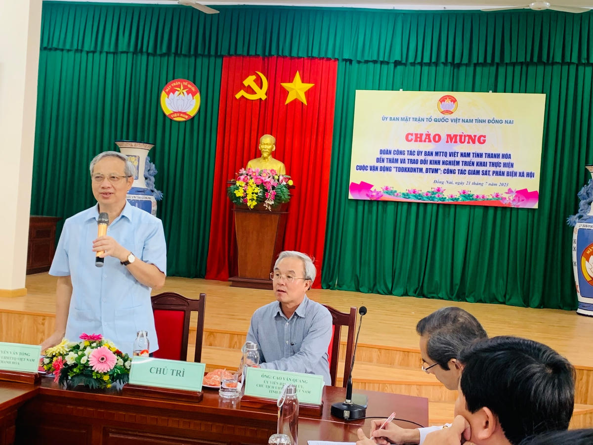 Phó chủ tịch Ủy ban MTTQ Việt Nam tỉnh Thanh Hóa Nguyễn Văn Tòng trao đổi thông tin tại buổi làm việc.