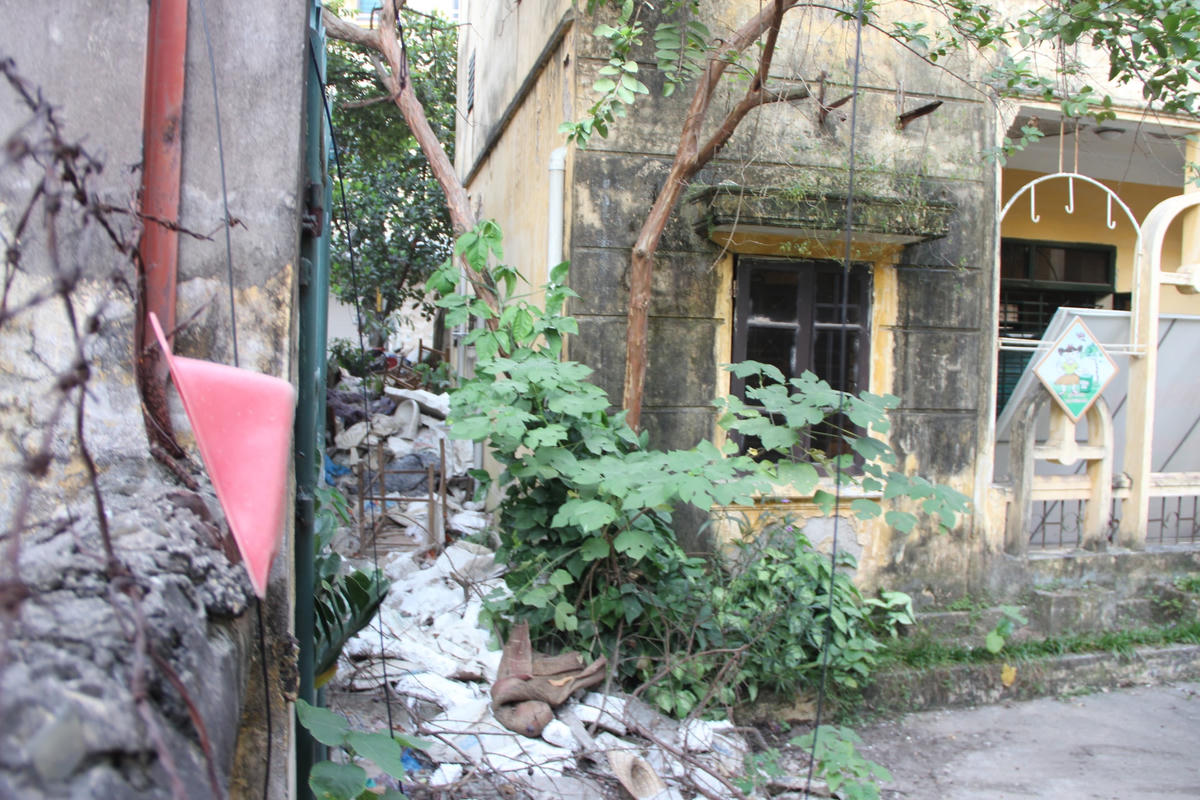 Ngôi trường bị bỏ không nên trở thành điểm đổ rác thải, phế thải gây ô nhiễm môi trường, mất mỹ quan đô thị.