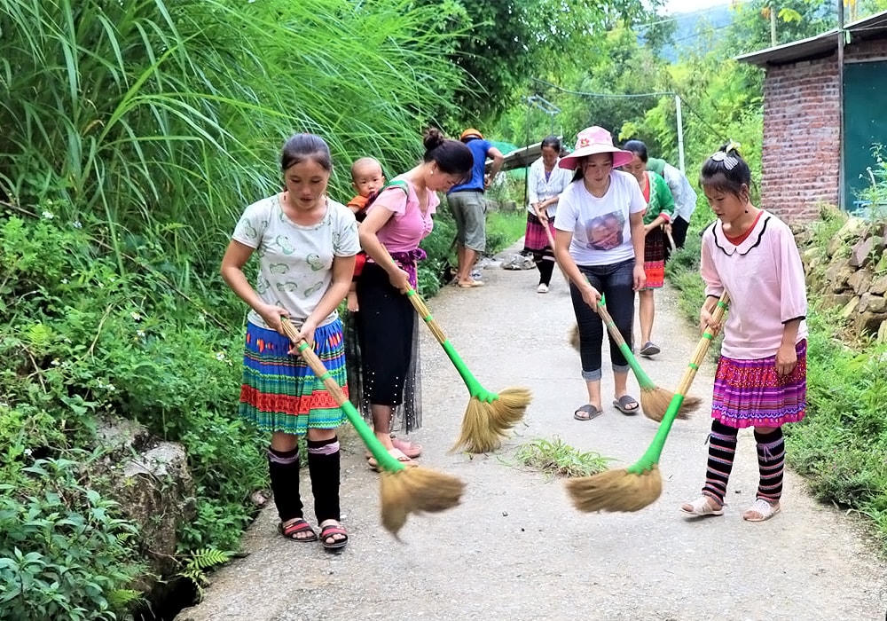 Phó Chủ tịch UBTƯ MTTQ Việt Nam Trương Thị Ngọc Ánh tặng quà lưu niệm Đoàn đại biểu Nữ phái Hội thánh Cao Đài Minh Chơn đạo.
