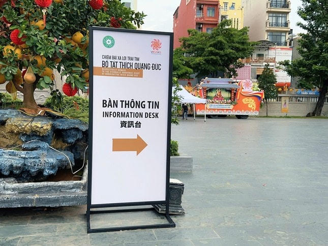 Bảng hướng dẫn vào khu vực chiêm bái Xá lợi Bồ tát Thích Quảng Đức (Ảnh: D.Ng).