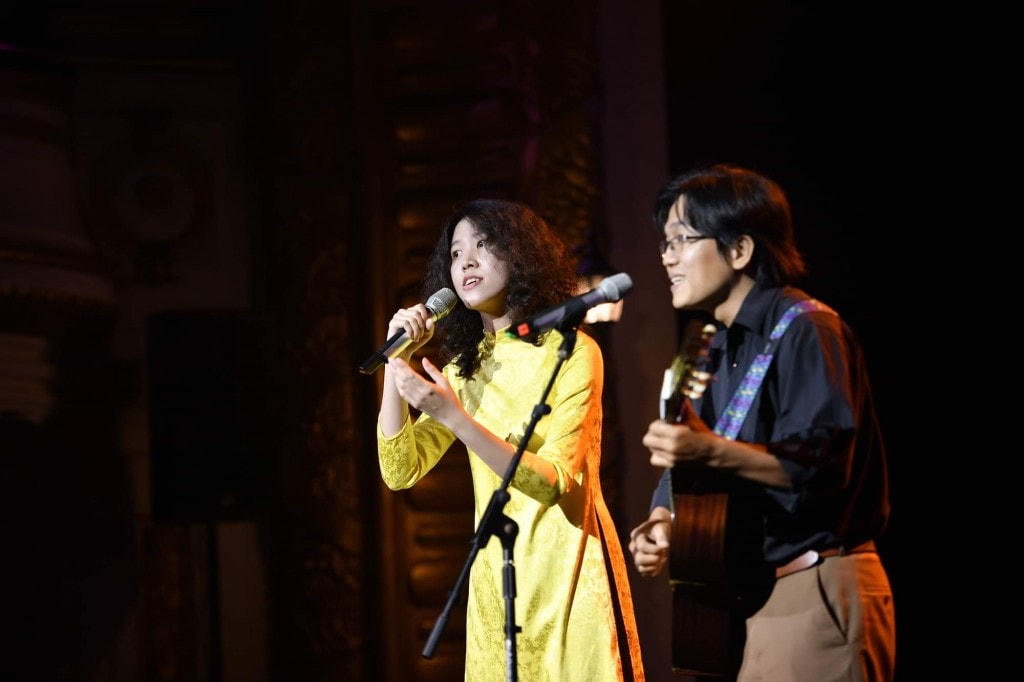 Hoàng Trang và Nguyễn Đông biểu diễn trong đêm nhạc "Giấc mơ Trịnh" tại Nhà hát Lớn Hà Nội.