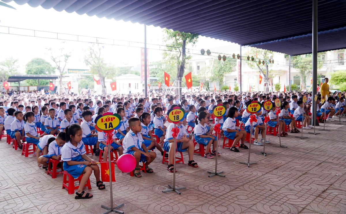 Trong tiết trời mát mẻ, lễ khai giảng năm nay tại các điểm trường ở Hà Tĩnh được diễn ra ngắn gọn nhưng vẫn bảo đảm không khí vui tươi, trang trọng.