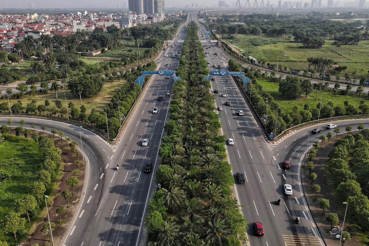 Tuyến đường có dải phân cách giữa rộng, được phủ kín bởi những tầng cây xanh đã và đang vươn những tán lá, cành hoa xanh mát.