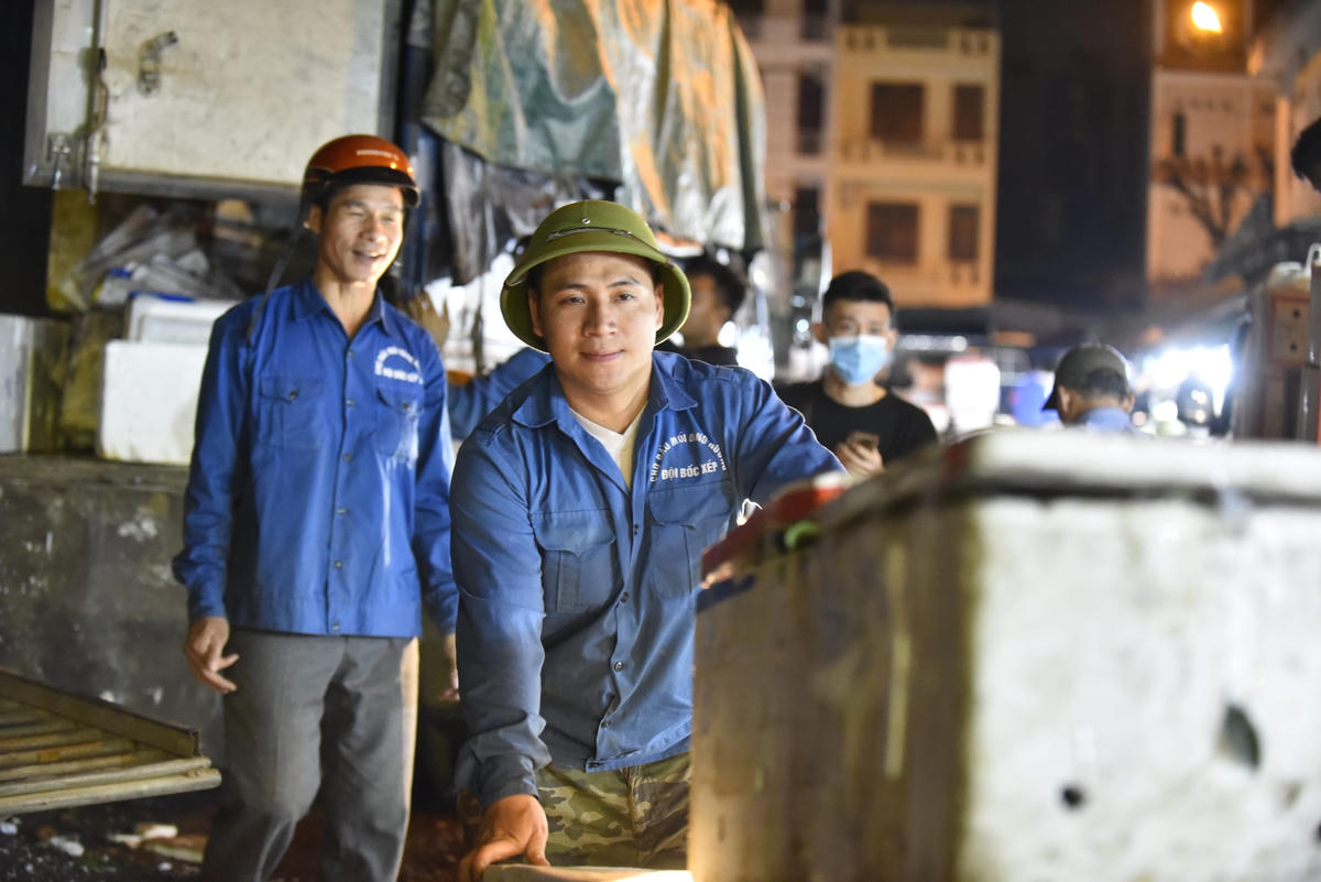 Anh Lê Minh Tới (thuộc tổ miền Bắc), có thâm niên 9 năm làm việc tại chọ đầu mối cho biết: Buổi tối, các xe hafg trái cây như ổi, cam... về nhiều. Trung bình, một đêm mỗi người bốc khoảng 6 tấn hàng hóa.