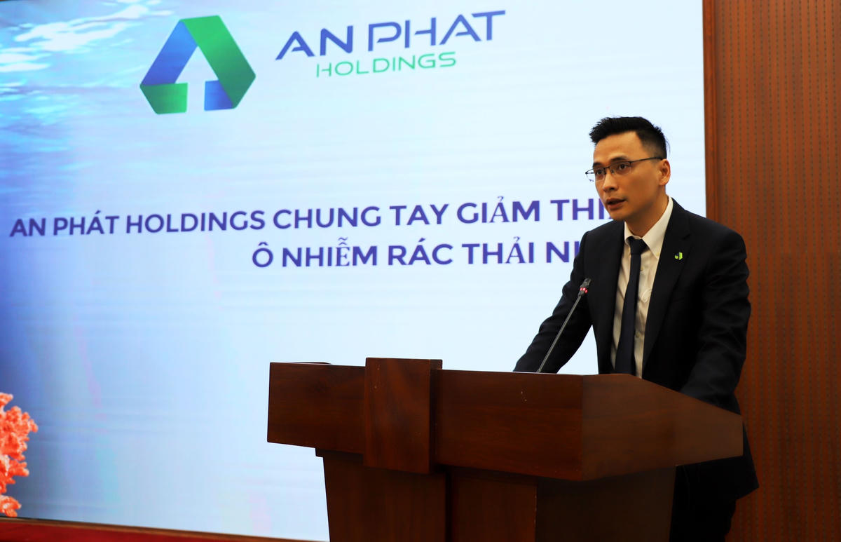 Các chuyên gia, báo cáo viên trình bày chuyên đề về hạn chế sử dụng đồ nhựa một lần, nâng cao ý thức phân loại rác từ nguồn tại buổi sinh hoạt.