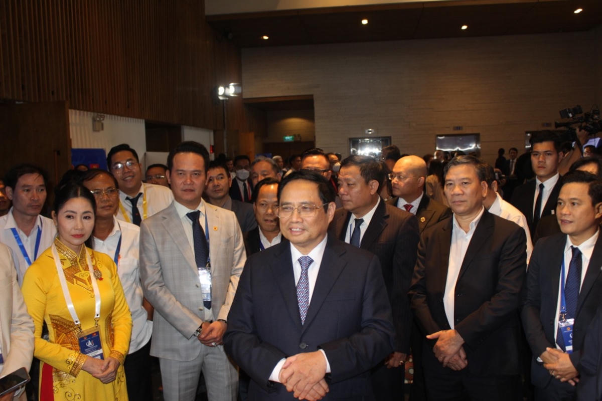 Thủ tướng trao đổi với các đại biểu dự diễn đàn.