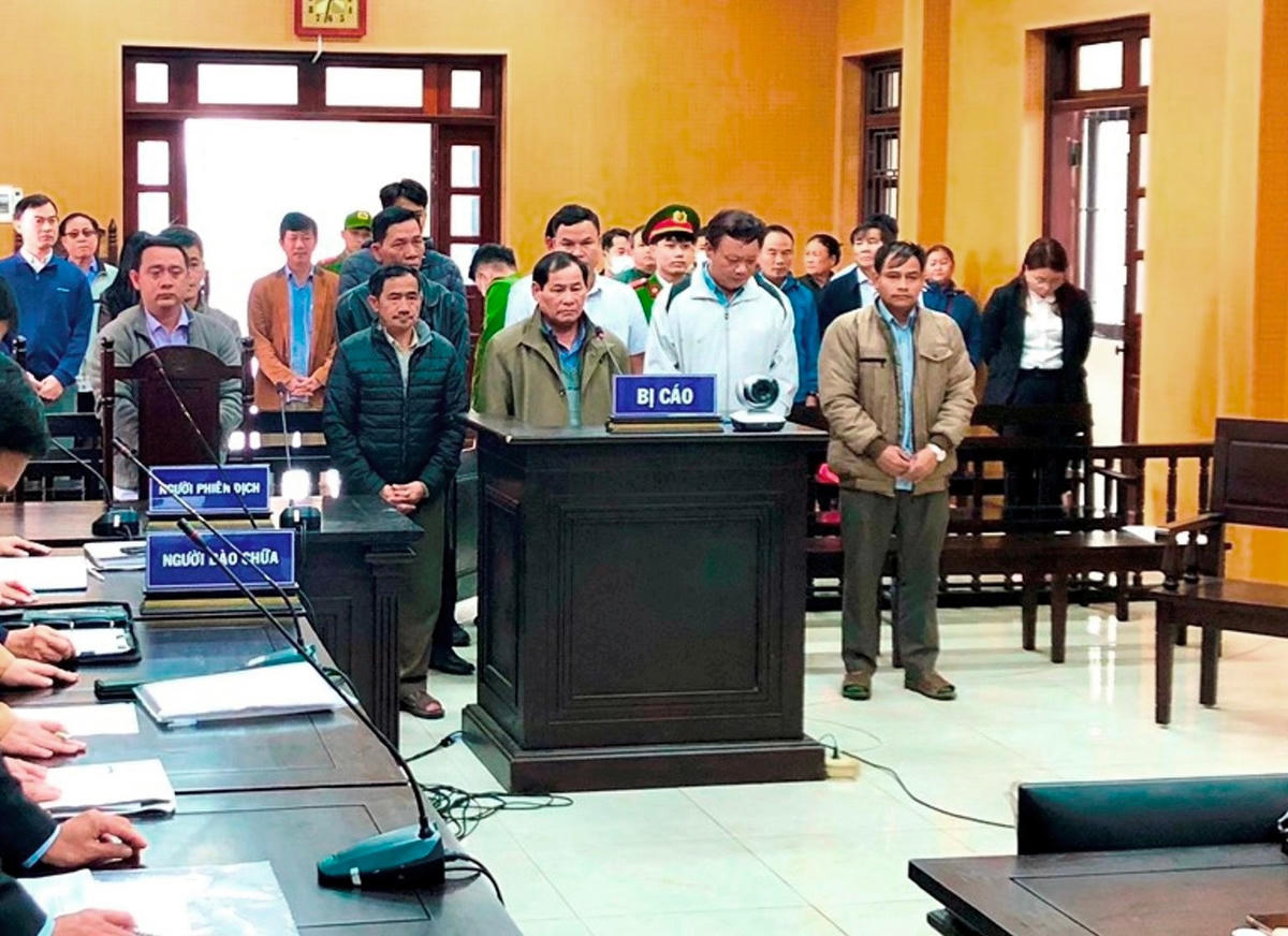 Các bị cáo tại TAND tỉnh Quảng Ngãi.