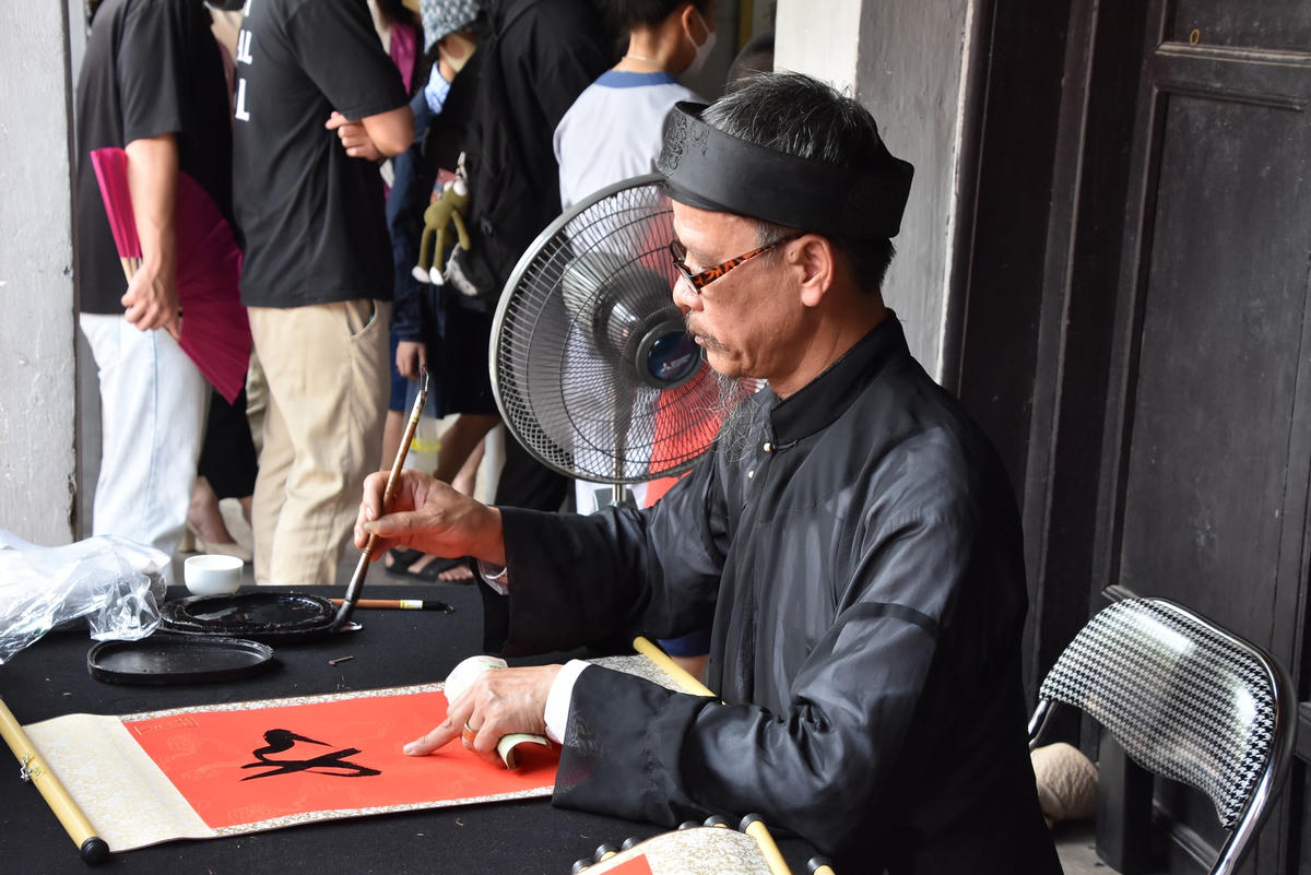 Sau khi đã dâng hương, làm lễ và cầu khấn cho cho một mùa thi suôn sẻ, các sĩ tử sẽ đến xin chữ lấy may.