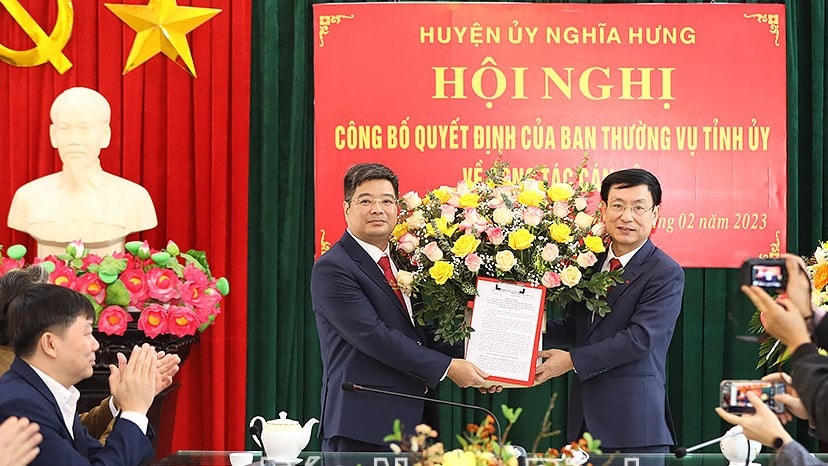 Ông Hoàng Trọng Nghĩa, Phó Giám đốc Sở Tài nguyên - Môi trường tỉnh Nam Định nhận quyết định về công tác tại huyện Nghĩa Hưng.