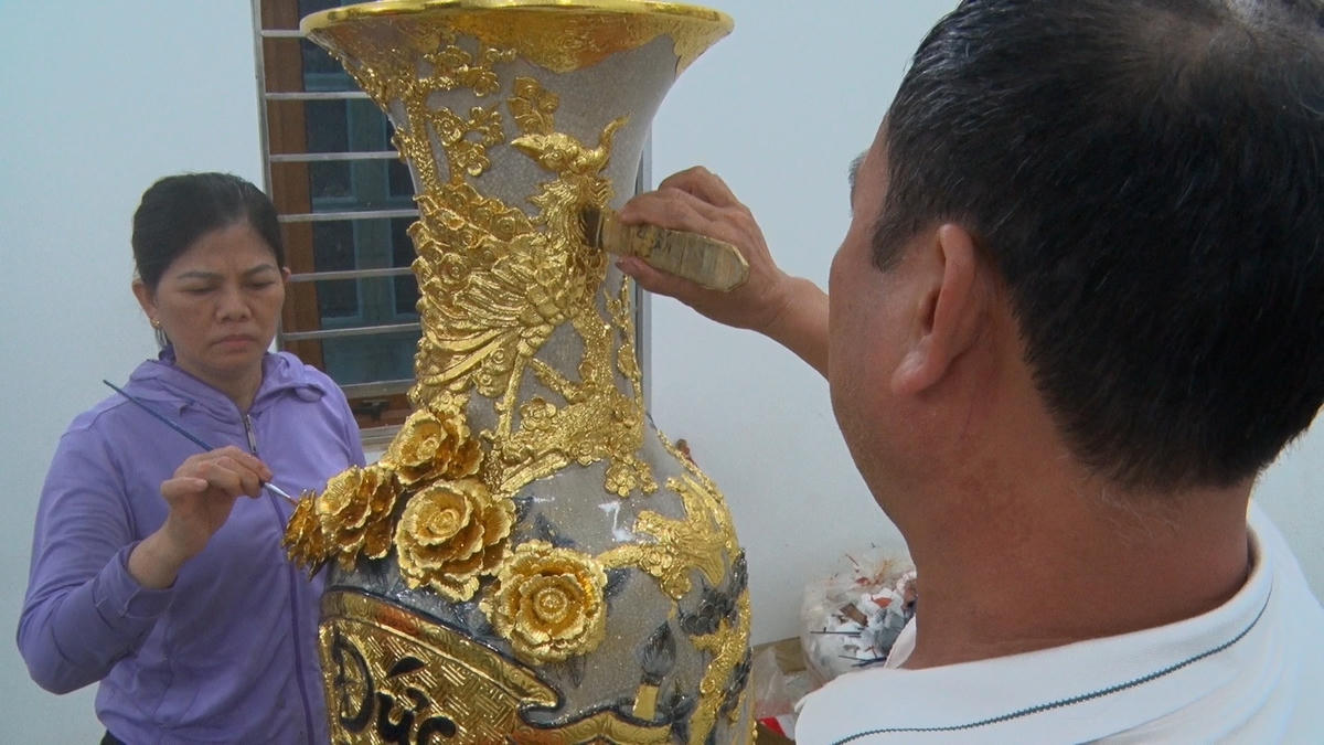 Những người thợ tại xưởng của nghệ nhân Nguyễn Thiên Hùng đang hoàn thiện sản phẩm.