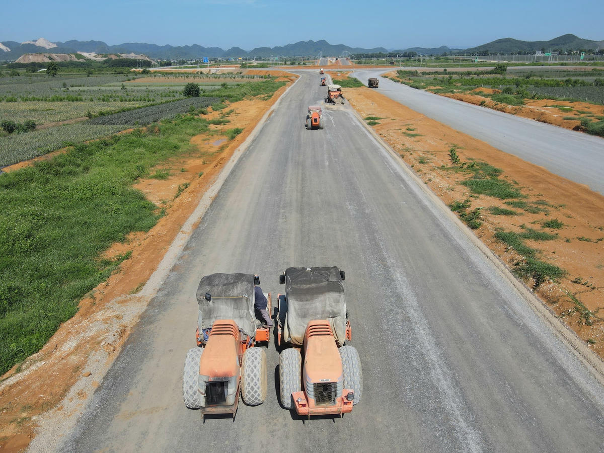 Hiện nay các mũi thi công trên công trường được đẩy mạnh để đạt đúng tiến độ của dự án. Chủ đầu tư đã xây dựng kế hoạch chỉ đạo nhà thầu thi công tập trung vật tư, thiết bị, nhân lực đẩy nhanh tiến độ với các mũi thi công. Đồng thời, đề nghị các địa phương sớm hoàn thành công tác giải phóng mặt bằng (GPMB) và bàn giao mặt bằng cho chủ đầu tư làm cơ sở để chỉ đạo thi công.  