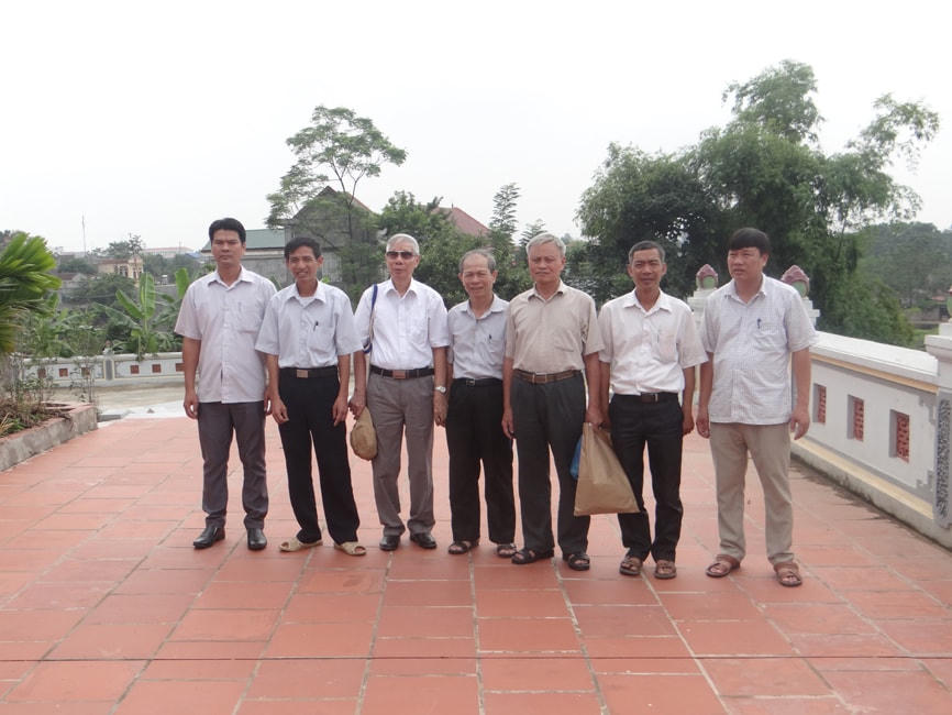 Nhà văn Hoàng Quốc Hải (đứng thứ 3, từ trái sang) trong một chuyến điền dã.  