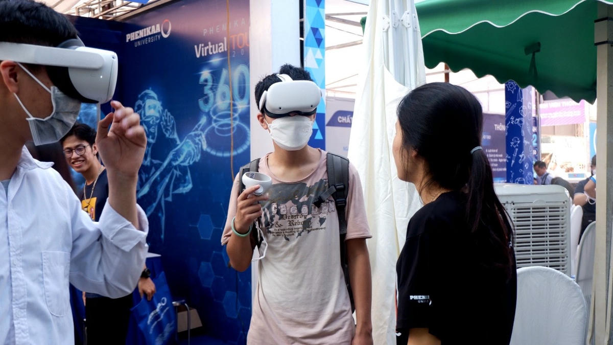 Thí sinh tìm hiểu về ngành học liên quan tới lĩnh vực khoa học công nghệ tại một ngày hội tư vấn tuyển sinh do Bộ GDĐT tổ chức.