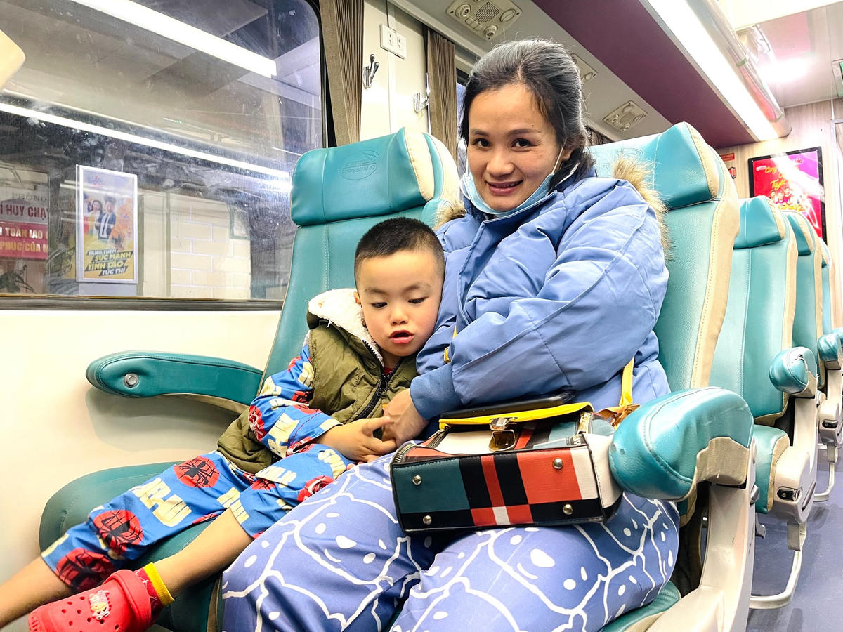 Chị Lệ cùng con trai đi trên chuyến tàu SE1 khởi hành lúc 22h20 cho biết: “Đây là năm thứ 3 xa nhà, mới có dịp về Vinh ăn Tết. Do tính chất công việc kết thúc muộn, đã hết xe khách nên gia đình lựa chọn đi tầu hoả, lần đầu có dịp đón Giao thừa trên tàu hoả nên cũng khá hồi hộp”.