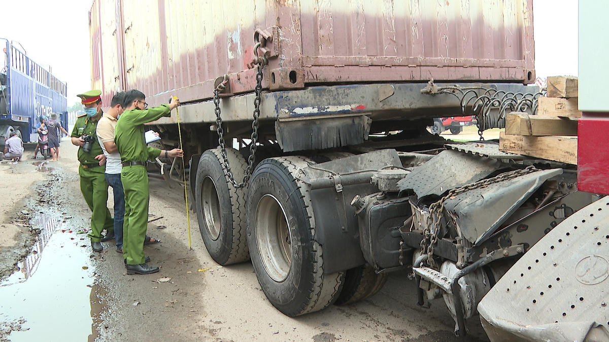 Lực lượng Công an khám hiện trường xe container.