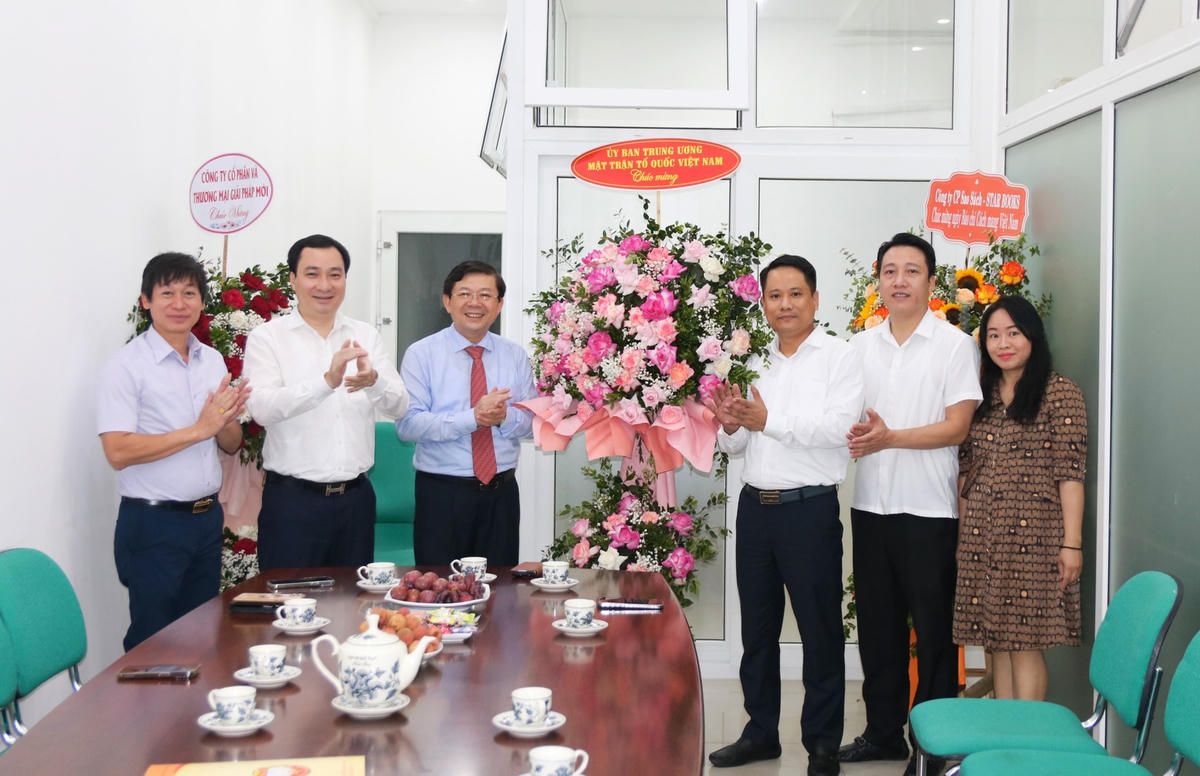 Phó Chủ tịch Nguyễn Hữu Dũng tặng hoa chúc mừng Tạp chí Mặt trận.