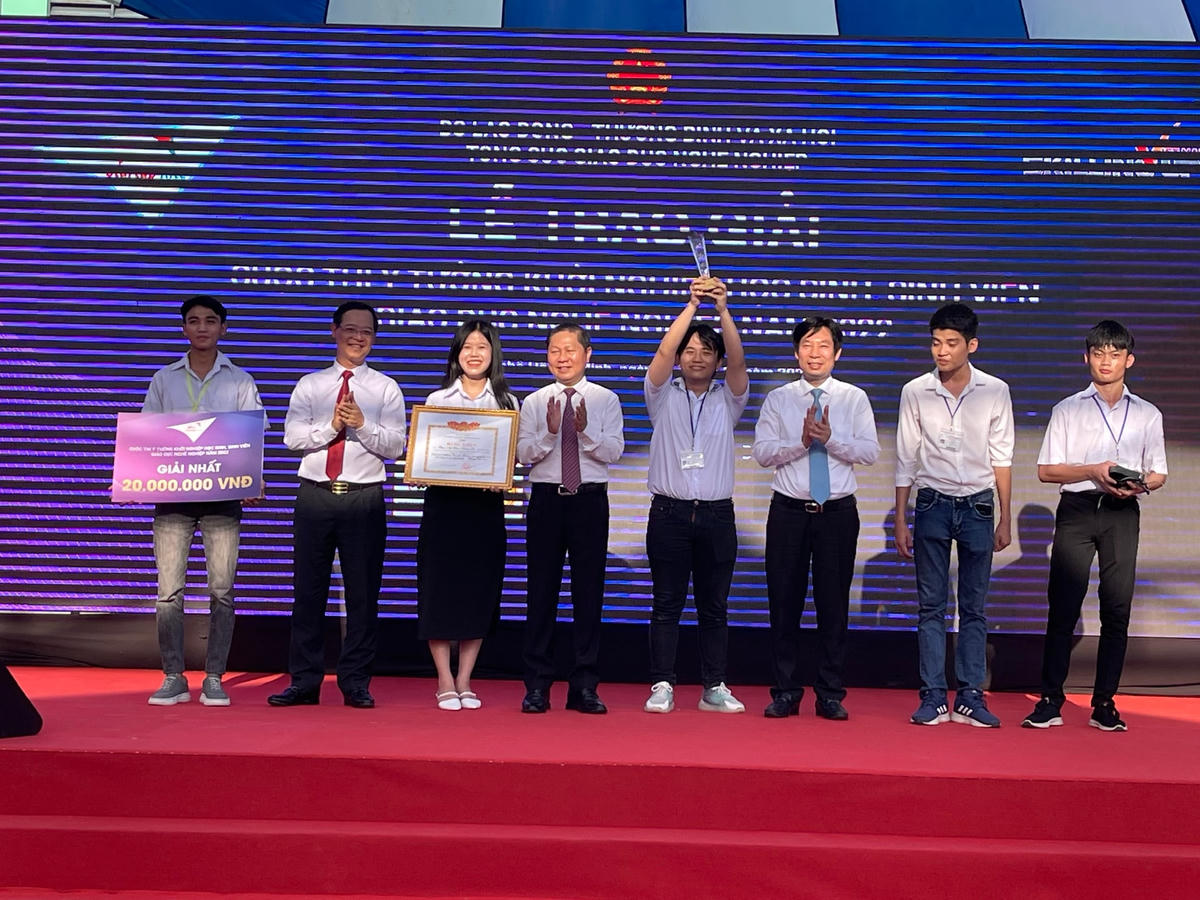 Ban tổ chức trao giải Nhất cho ý tưởng xuất sắc 
