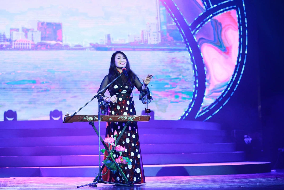 Thái Bảo nổi danh là nghệ sĩ hát nhạc đỏ của làng nhạc Việt, chị ghi dấu trong lòng khán giả bằng những ca khúc đi cùng năm tháng. 