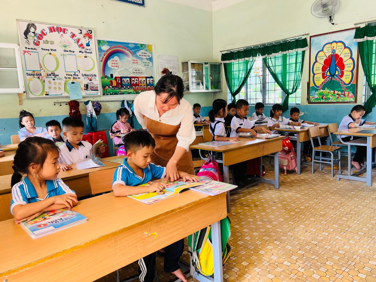 Giáo viên và học sinh trường tiểu học Lê Lợi.