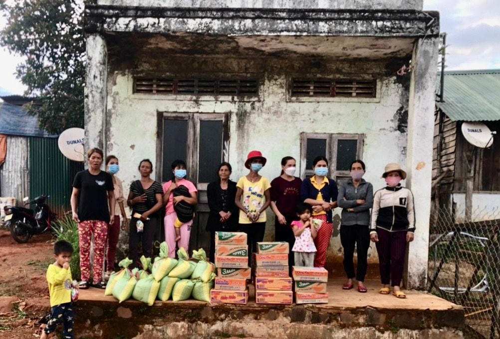 Bên cạnh việc hỗ trợ xây dựng nhà Đại đoàn kết, Công ty TNHH The Tropicana còn hỗ trợ thường xuyên cho 11 hộ nghèo đặc biệt khó khăn tại xã B'lá, huyện Bảo Lâm, định kỳ mỗi tháng 2 lần quà, mỗi lần 500.000 đồng/hộ.