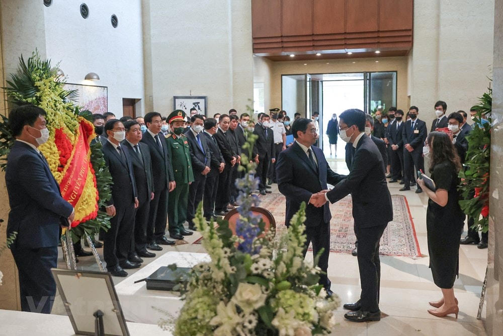 Thủ tướng Phạm Minh Chính chia buồn với Đại biện lâm thời Đại sứ quán Nhật Bản tại Việt Nam. (Ảnh: Minh Sơn/Vietnam+).