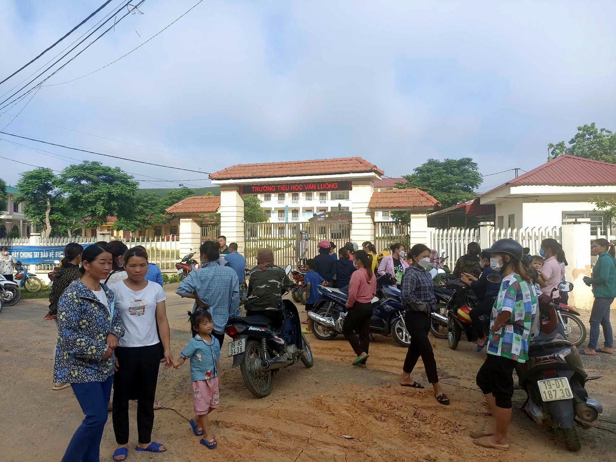 Ngày 24/7, hàng chục phụ huynh đã kéo đến Trường Tiểu học Văn Luông để yêu cầu làm rõ một số khoản thu chi.