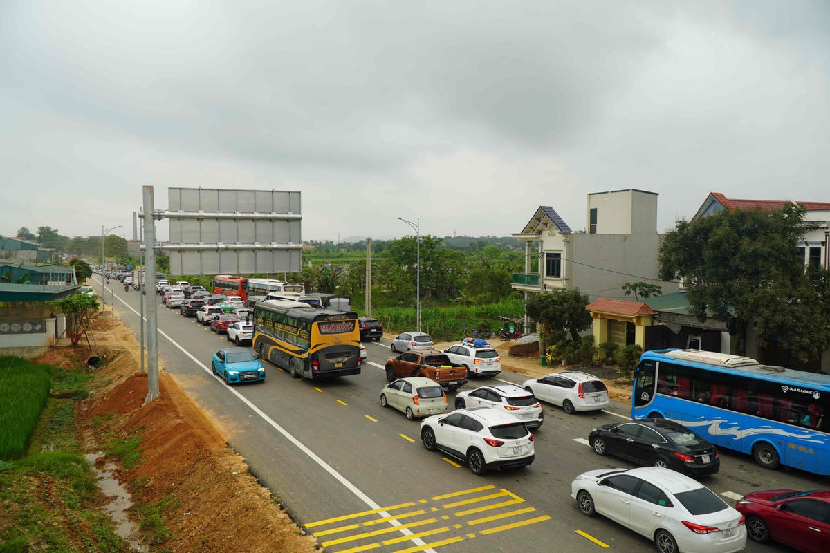 Đến khoảng 12h, sau khi khánh thành, thông tuyến, có thêm 2 nút ra QL 217 và Đông Xuân, lượng phương tiện tại nút ra Gia Miêu đã giảm, tuy nhiên vẫn còn tình trạng tắc đường cục bộ tại các điểm nối với QL 217B và QL 1A.
