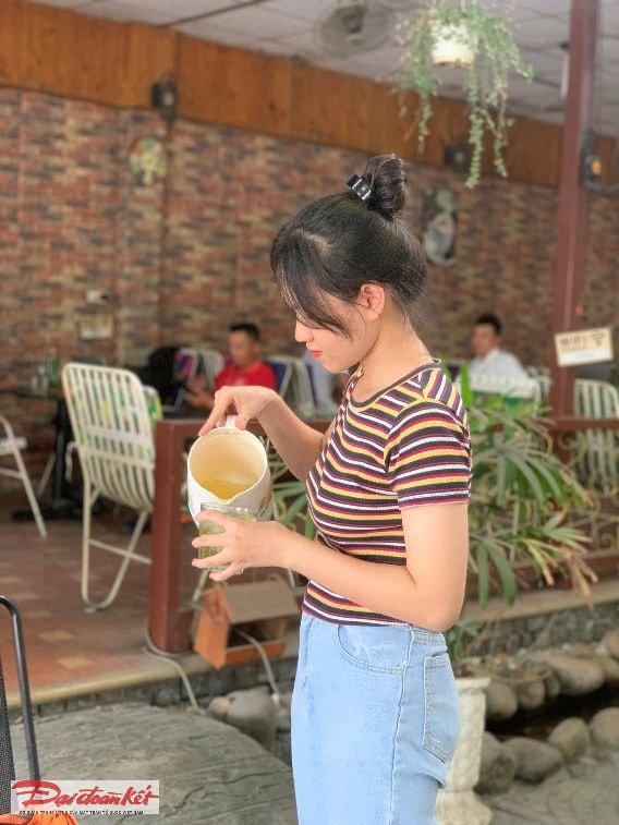 Đào Mai Quỳnh, quê ở Hà Nam, sinh viên của trường Cao đẳng Sư phạm Trung ương với công việc thời vụ partime tại một quán cà phê trong dịp nghỉ hè. 