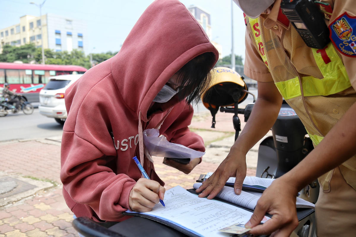 Chị V.T.T (xin giấu tên) chia sẻ: “Tôi chưa biết quy định đi vào làn dừng khẩn cấp là vi phạm luật giao thông. Do hôm nay tôi có việc gấp về mua thuốc cho mẹ, nên tại nút giao cầu vượt Mai Dịch tôi đã đi vào làn dừng khẩn cấp. Nếu hôm nay không bị lực lượng chức năng xử lý thì tôi chỉ nghĩ đây là một làn đường giao thông bình thường”.