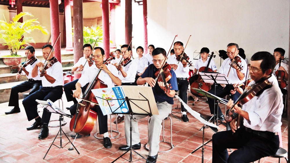 Một buổi tập luyện của Câu lạc bộ vĩ cầm làng Then, Lạng Giang, Bắc Giang.  