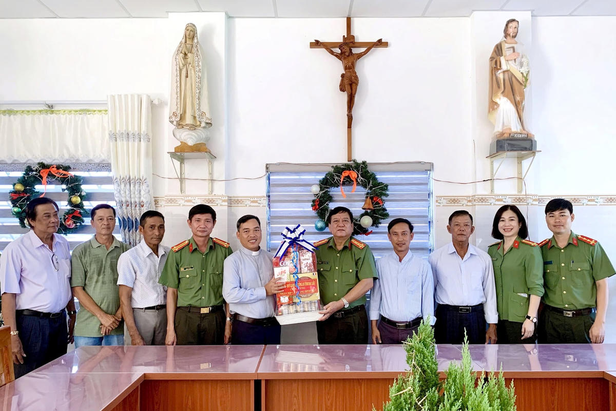 Lãnh đạo Công an tỉnh Bạc Liêu thăm, tặng quà chúcmừng các cơ sở thờ tự, chức sắc, người có uy tín trong đồng bào Công giáo, Tin lành trên địa bàn tỉnh nhân dịp lễ Giáng sinh 2024. (Ảnh; Trọng Nguyễn.)