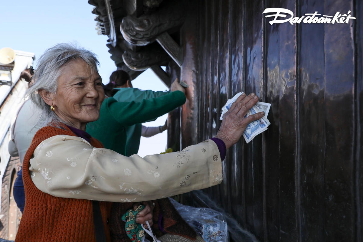 Cụ Nguyễn Thị Hưởng (75 tuổi) đến từ Thanh Oai, Hà Nội chia sẻ, mặc dù tuổi đã cao nhưng cụ đã đi Yên Tử và lên được đến chùa Đồng 4 lần và cảm thấy rất hoan hỷ, hạnh phúc.