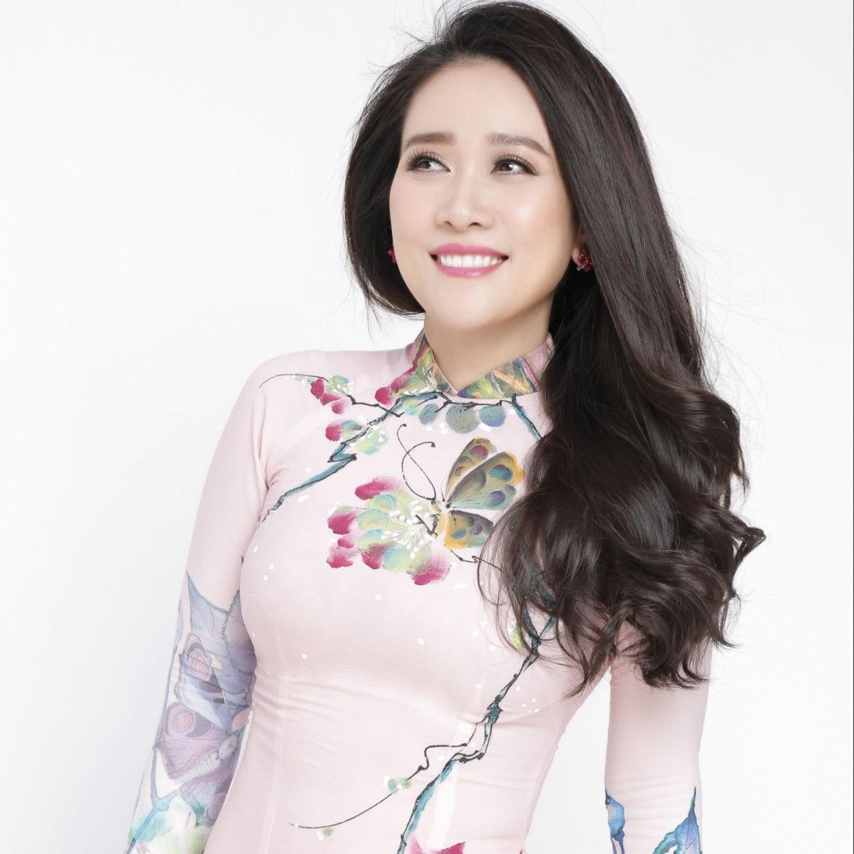 NSƯT Vân Khánh thành danh với dòng nhạc dân ca, quê hương.