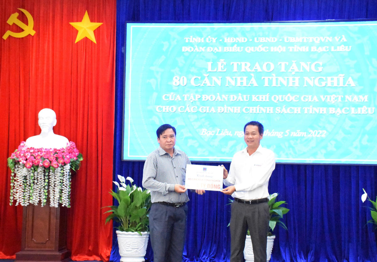 Ông Nguyễn Đức Thuận, Chủ tịch Hội đồng quản trị Công ty Bao bì Dầu khí Việt Nam trao tượng trưng 80 căn nhà tình nghĩa cho tỉnh Bạc Liêu. (Ảnh: Hoàng Lam)