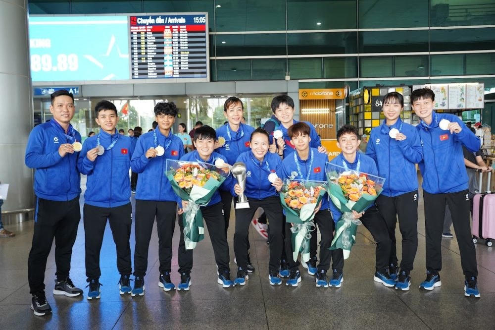 Đội trưởng Trịnh Nguyễn Thanh Hằng cùng các thành viên đội tuyển Futsal Nữ Việt Nam về Trung tâm thể thao quận 8 TPHCM.
