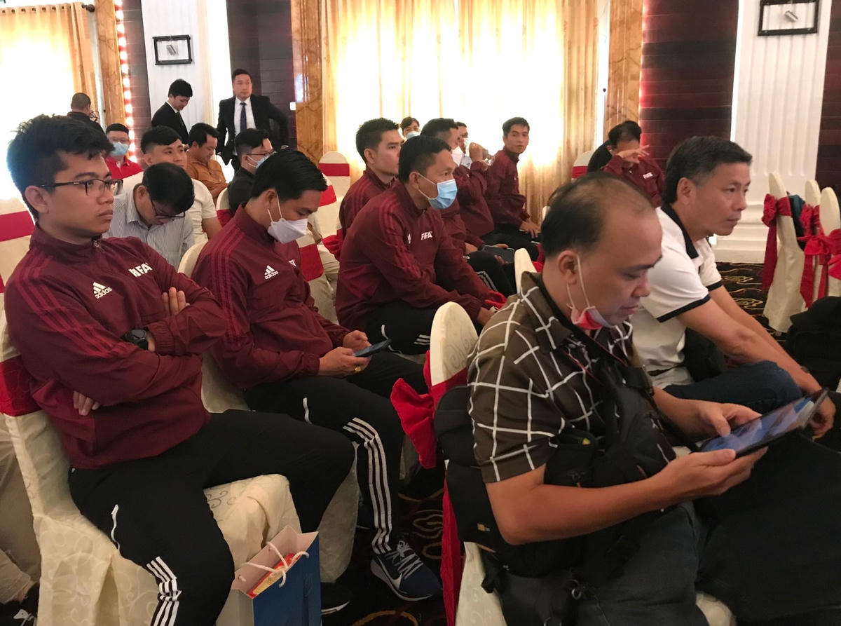 Đại diện các đội bóng tham dự giải tại buổi họp báo.