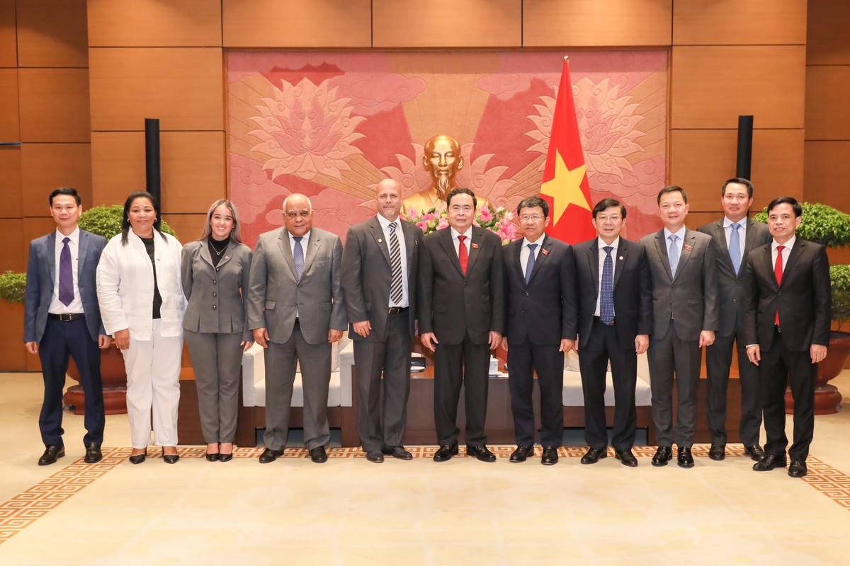 Phó Chủ tịch Thường trực Quốc hội Trần Thanh Mẫn chụp ảnh lưu niệm với Đoàn đại biểu cấp cao Ủy ban Bảo vệ Cách mạng Cuba và UBTƯ MTTQ Việt Nam.