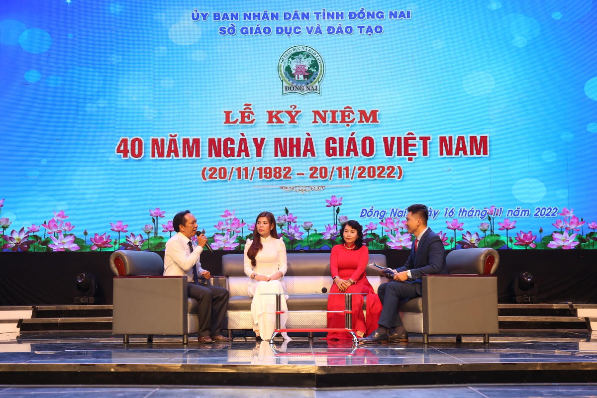 Giao lưu với các nhà giáo tiêu biểu. Ảnh: C.N.