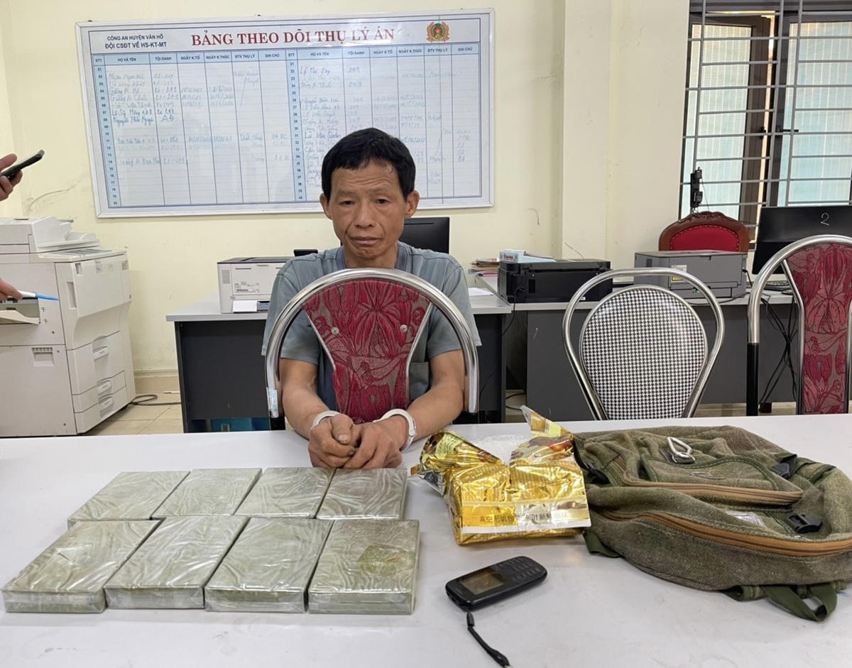 Đối tượng Giàng A Sếnh cùng tang vật tại cơ quan Công an.