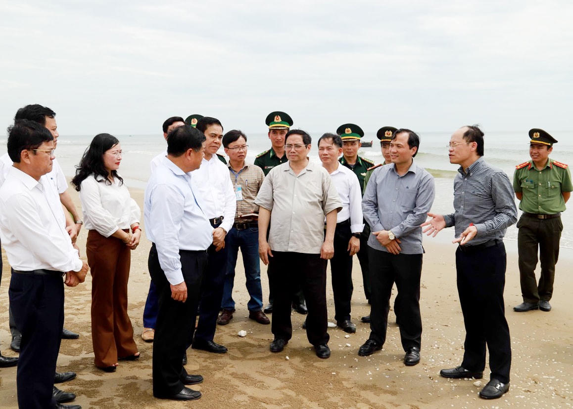 Thủ tướng cùng đoàn công tác đến khảo sát tại khu vực biển Thạch Hải (xã Thạch Hải, huyện Thạch Hà).
