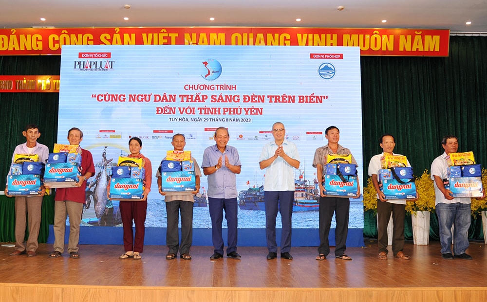 Tặng quà cho ngư dân trên địa bàn tỉnh Phú Yên.