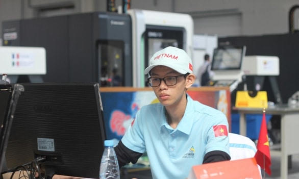 Thí sinh Trương Thế Diệu, mang về huy chương bạc duy nhất và đầu tiên cho đoàn Việt Nam tại kỳ thi kỹ năng nghề thế giới lần thứ 45.
